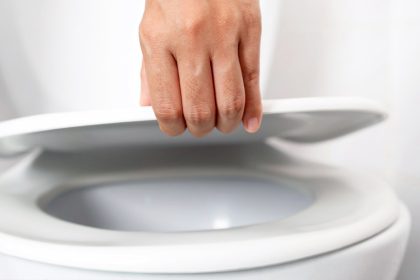 Déboucher ses toilettes sans produit chimique